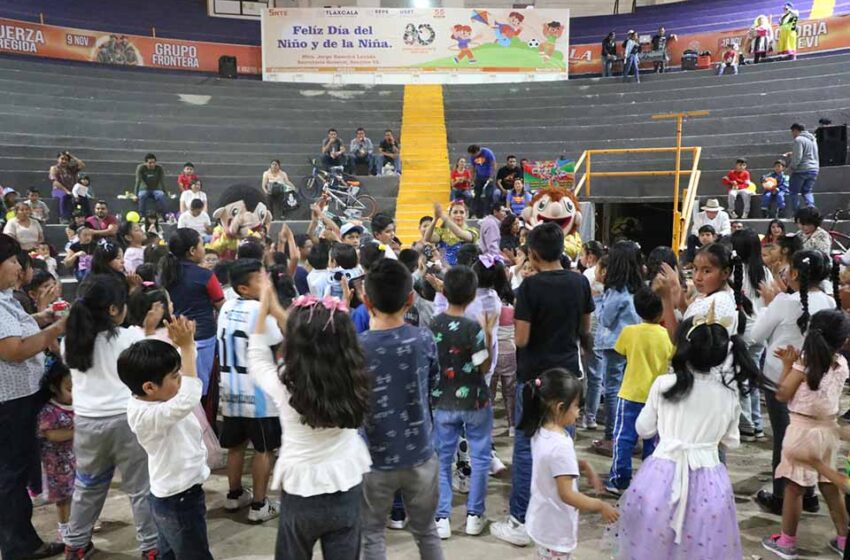  Festeja Sección 55 del SNTE a los niños y niñas de sus agremiados, con show de payasos y rifa de tablets y bicicletas