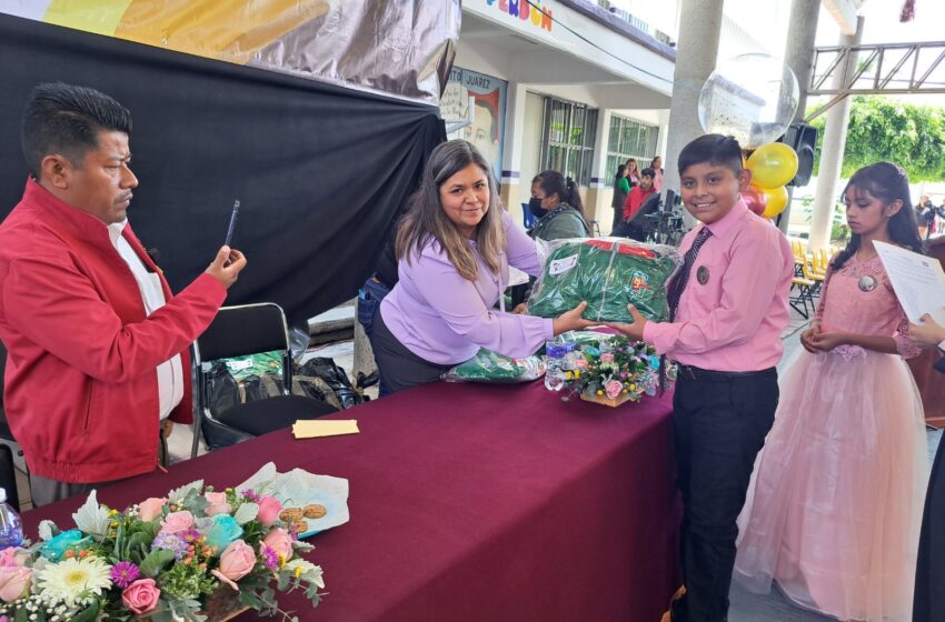  En ceremonia de clausura de la Primaria Melchor Ocampo de Zacualpan, Isidro Nóhpal García entrega uniformes deportivos a egresados