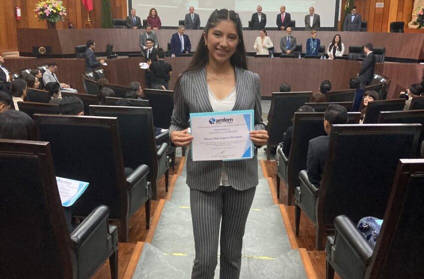  Estudiante de la UATx recibe reconocimiento por ubicarse entre los mejores cien promedios de Medicina en el país