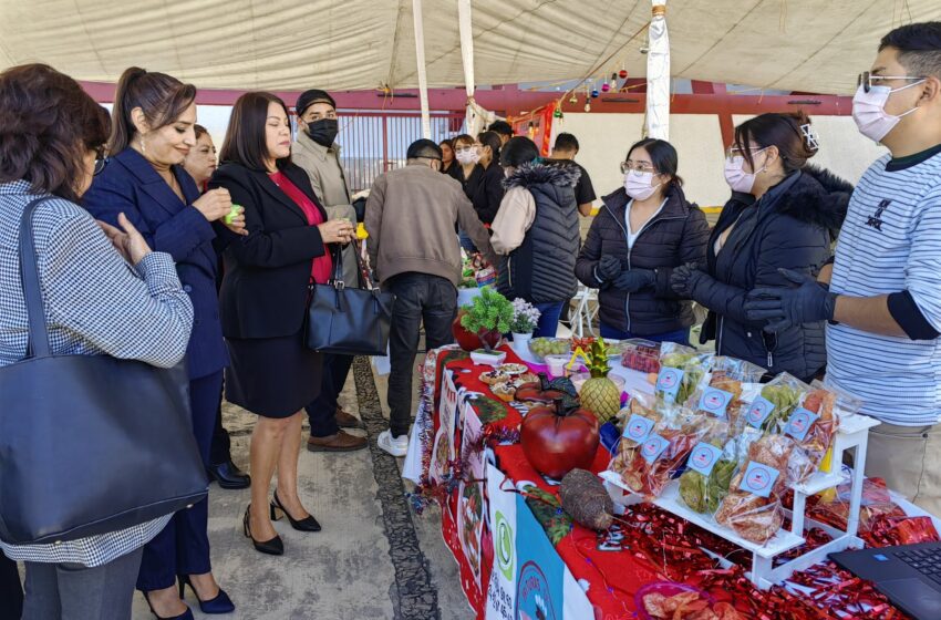  Estudiantes de la UATx y artesanos ofrecen sus productos en la “Feria del emprendimiento”